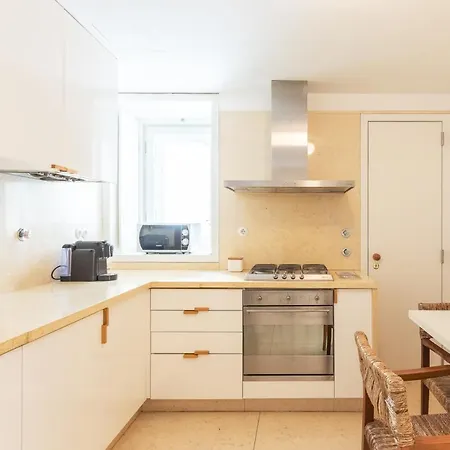 Joivy Chiado Self Check-in 2-br Flat With Parking *