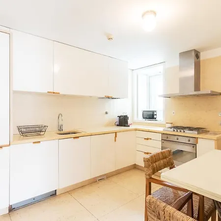 Joivy Chiado Self Check-in 2-br Flat With Parking
